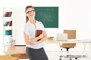 Genç öğretmen ders 