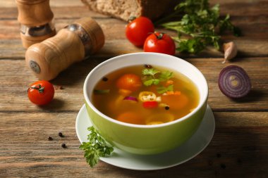 Taze sebze çorbası ile kase