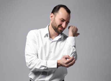 Yakışıklı adam dirsek ağrısı muzdarip 