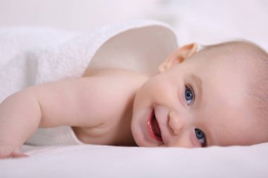 Havlu ile şirin komik bebek