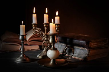 Yanan mumlar ve İncil