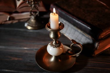 Yanan Mum ve İncil