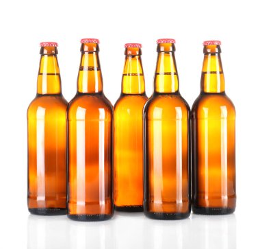 Bira şişeleri satırda