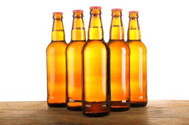 Bira şişeleri satırda