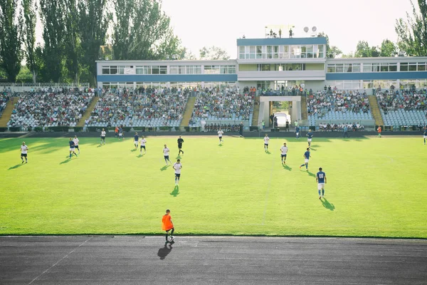 Partido de fútbol en soleado día de verano —  Fotos de Stock