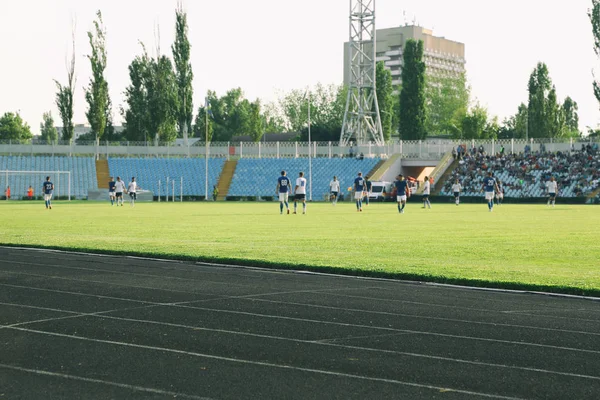 Mecz piłki nożnej w słoneczny letni dzień — Zdjęcie stockowe