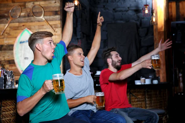 スポーツ バーでのビールと陽気な友達 — ストック写真