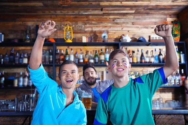 愉快的朋友与啤酒在体育酒吧 — 图库照片