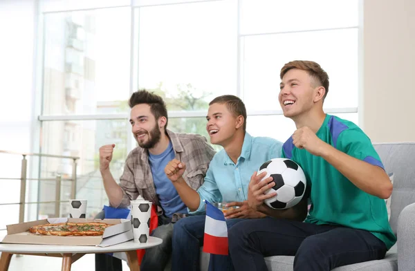 Voetbalfans Met Pizza Kijken Naar Spel Kamer — Stockfoto