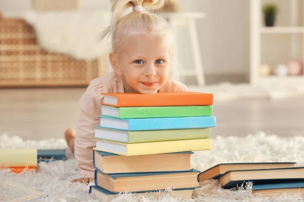 Μικρό κορίτσι με τα βιβλία — Φωτογραφία Αρχείου