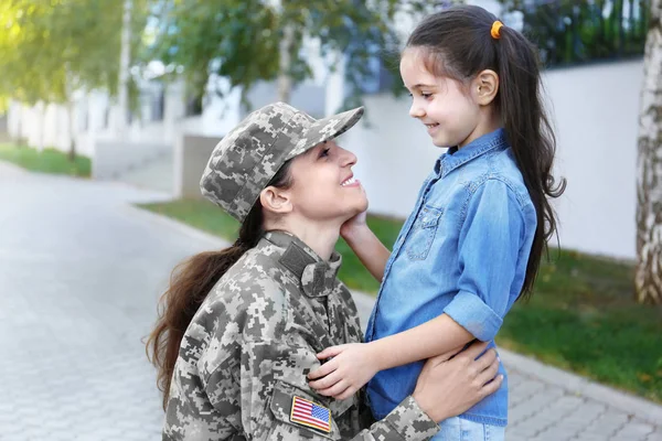 Mãe de uniforme do exército e filha na rua — Fotografia de Stock