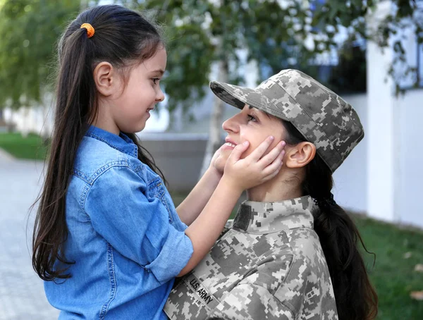 Mãe de uniforme do exército e filha na rua — Fotografia de Stock