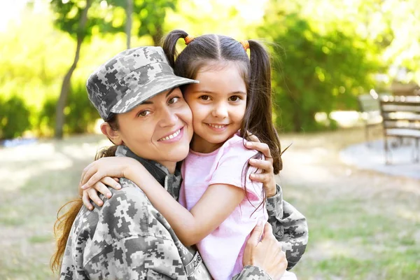 Woman in army uniform and her daughter in park — Stock Photo, Image