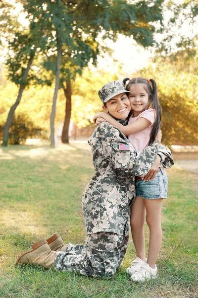 Mulher de uniforme do exército e sua filha no parque — Fotografia de Stock