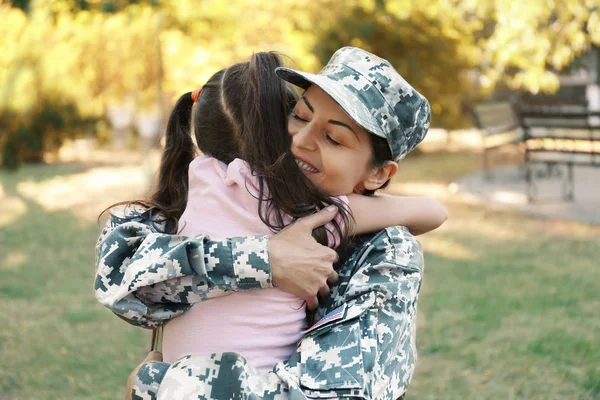 Woman in army uniform and her daughter in park — Stock Photo, Image