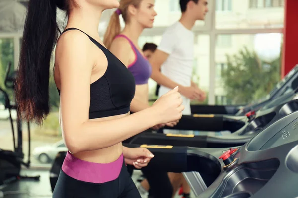 People running on treadmill — Stock Photo, Image