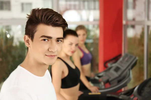 Spor Salonunda Yakışıklı Genç Adam Portresi — Stok fotoğraf