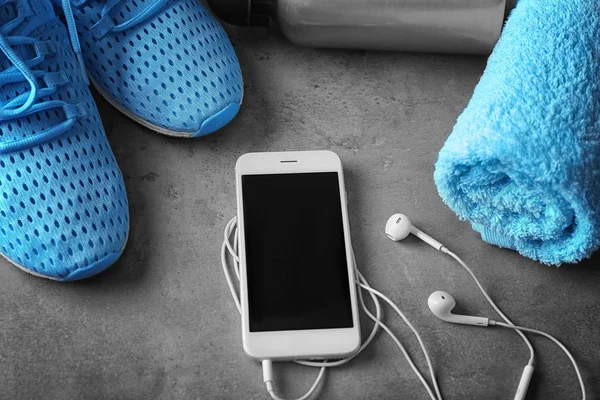 Scarpe, bottiglia d'acqua, asciugamani e smartphone — Foto Stock