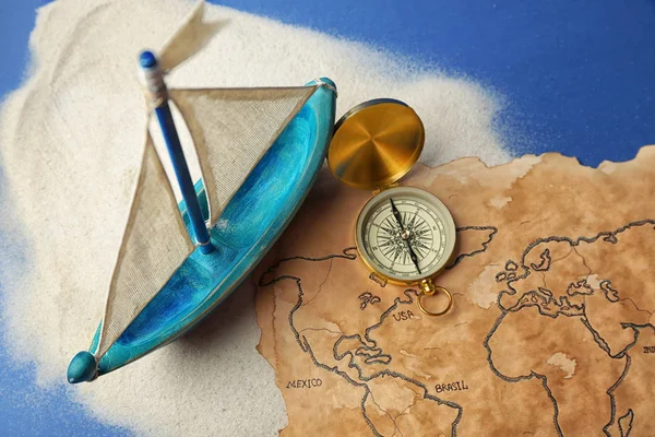 Träbåt, kompass och gamla karta — Stockfoto