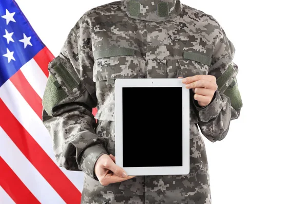 Soldier holding tablet — Stock Photo, Image