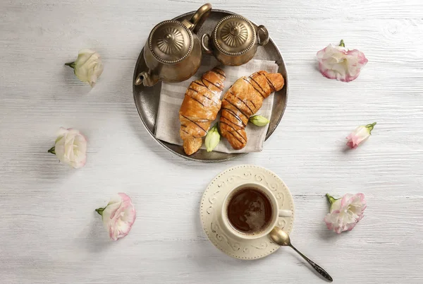 Petit déjeuner savoureux avec une tasse de café — Photo