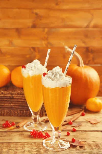 Two glasses of pumpkin smoothies — Stock Photo, Image