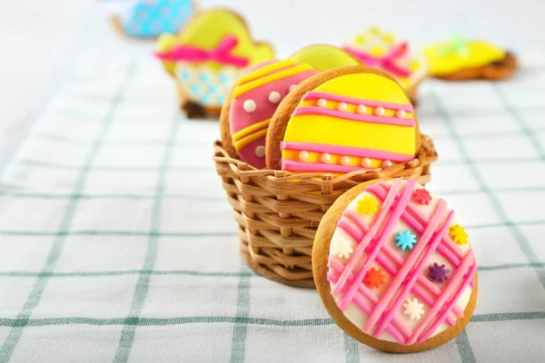 Panier en osier avec de savoureux biscuits de Pâques — Photo