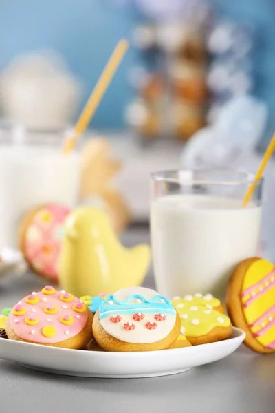 Plate with colourful Easter cookies — Stock Photo, Image