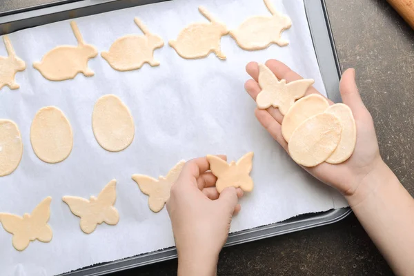 Osterplätzchen auf Backblech — Stockfoto