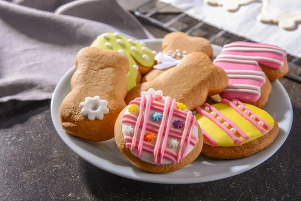 Piatto con biscotti pasquali colorati — Foto Stock