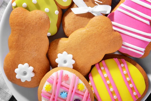 Plate with colourful Easter cookies — Stock Photo, Image