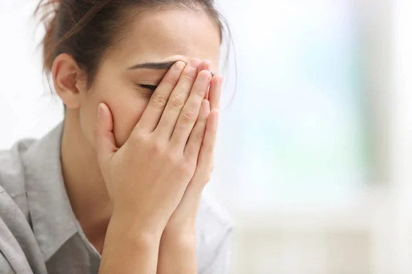 Ritratto di giovane donna depressa a casa — Foto Stock