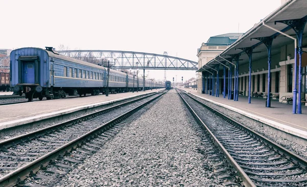 Järnvägsspår på station — Stockfoto