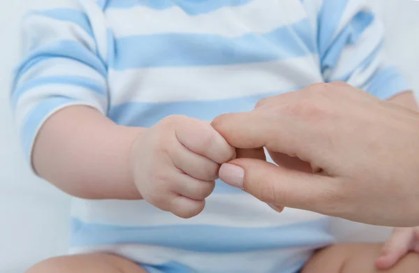 Madre che tiene per mano il bambino — Foto Stock