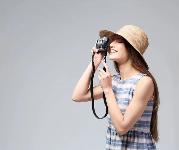 Woman traveler taking picture — Stock Photo, Image