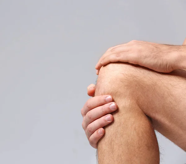 Человек с болью в колене — стоковое фото