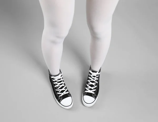 Mujer en medias blancas y zapatillas deportivas — Foto de Stock
