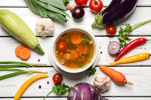 Суп и свежие овощи — стоковое фото