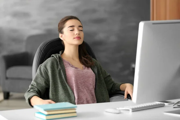 Vacker ung kvinna vila efter arbete i office — Stockfoto