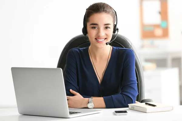 Hermosa mujer trabajando en la oficina — Foto de Stock