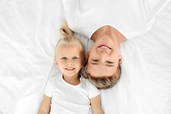 Söt Liten Flicka Med Äldste Bror Liggande Sängen — Stockfoto