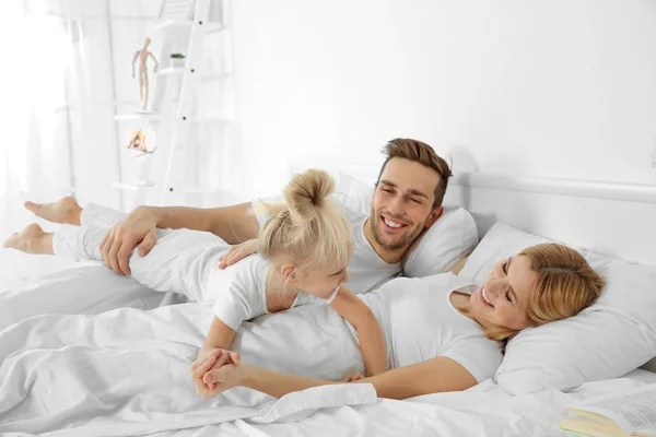 Glückliche Familie liegt im Bett — Stockfoto