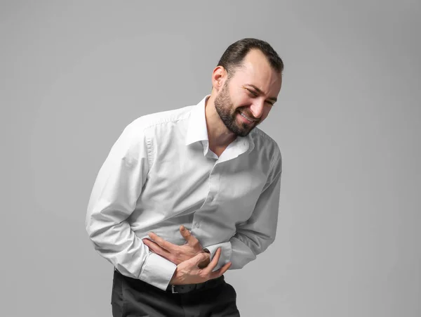 Pohledný muž trpící bolesti břicha — Stock fotografie