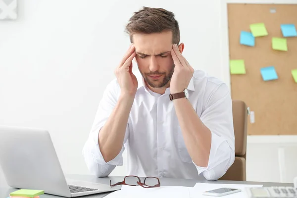 Man die lijdt aan hoofdpijn — Stockfoto