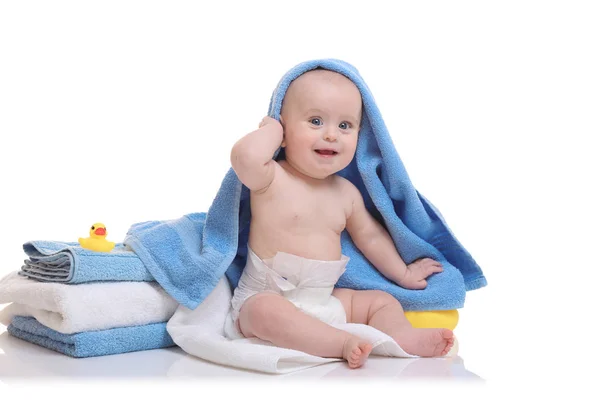 Bebê bonito com toalhas — Fotografia de Stock