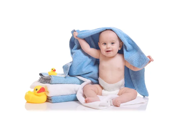 Bébé mignon avec serviettes et canards — Photo