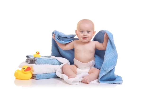 Χαριτωμένο μωρό με πετσέτες και πάπιες — Φωτογραφία Αρχείου
