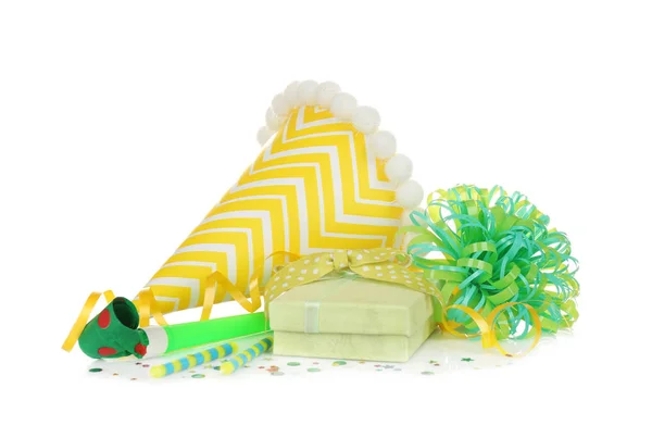 Partij hat en kleurrijke confetti — Stockfoto