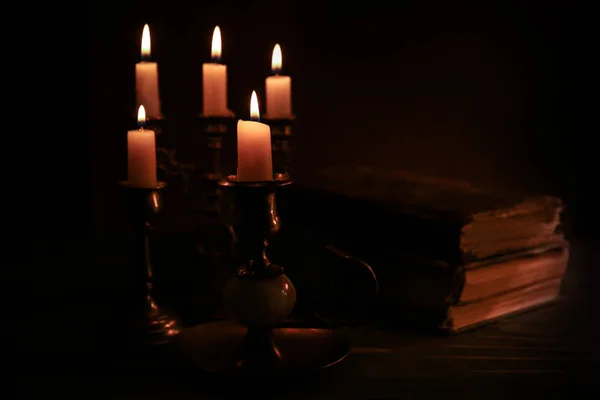 Velas ardientes y Biblia — Foto de Stock