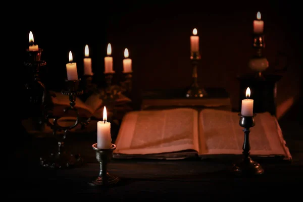 Καύση κεριά και Αγία Γραφή — Φωτογραφία Αρχείου